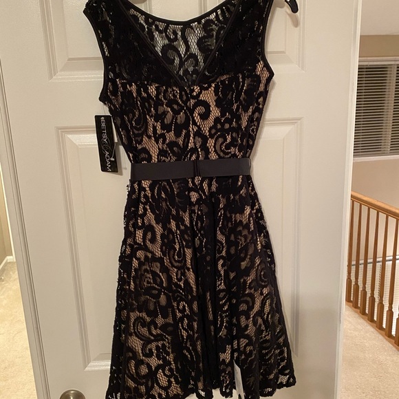 Black lace dress - Picture 4 of 11
